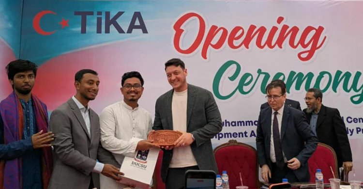 বিশ্বকাপজয়ী মেসুত ওজিল ঢাবি ক্যাম্পাসে
